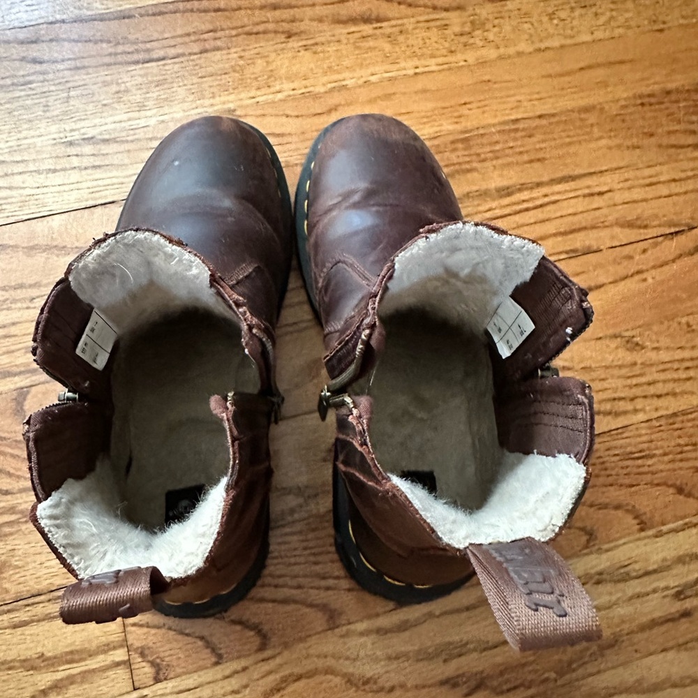 Doc Marten 2976 Alyson Chelsea Boots w/ fur lining and zips - Picture 4 of 5